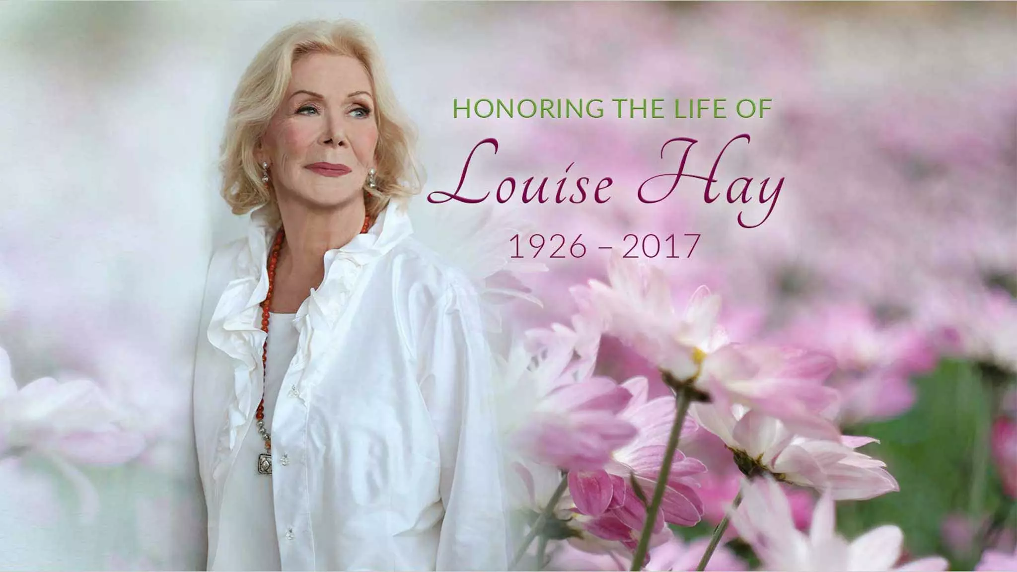 Louise Hay vor Blumenhintergrund